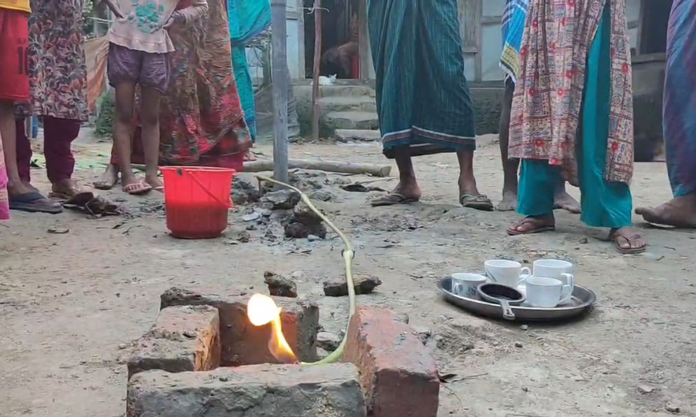 পানি তোলার গভীর নলকূপ থেকে বের হচ্ছে গ্যাস, এলাকায় চাঞ্চল্য