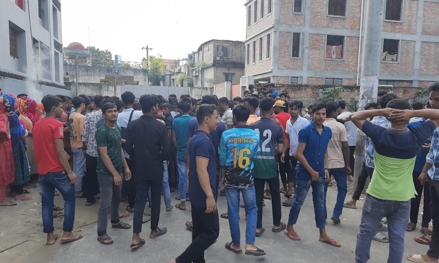 গাজীপুরের কোনাবাড়ীতে ৯ দাবিতে বিক্ষোভরত শ্রমিকরা । ছবি- রূপালী বাংলাদেশ