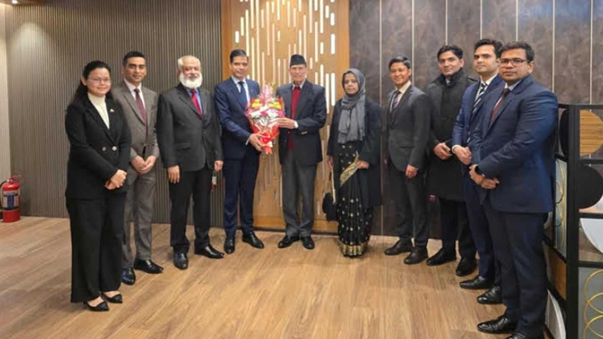 বিমানবন্দরে বালা নন্দা শর্মাকে স্বাগত জানান পররাষ্ট্র মন্ত্রণালয়ের সচিব এম ফরহাদ হোসেন। ছবি : সংগৃহীত
