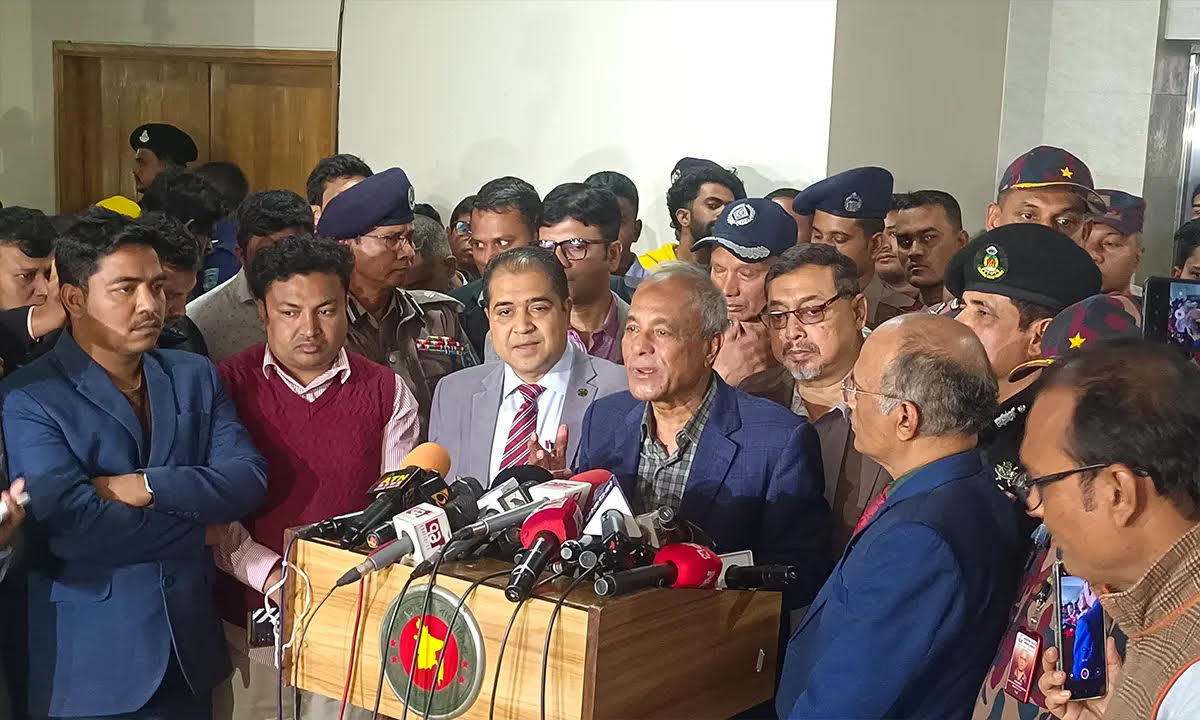 মতবিনিময় সভায় বক্তব্য দিচ্ছেন স্বরাষ্ট্র উপদেষ্টা জাহাঙ্গীর আলম চৌধুরী। ছবি : রূপালী বাংলাদেশ