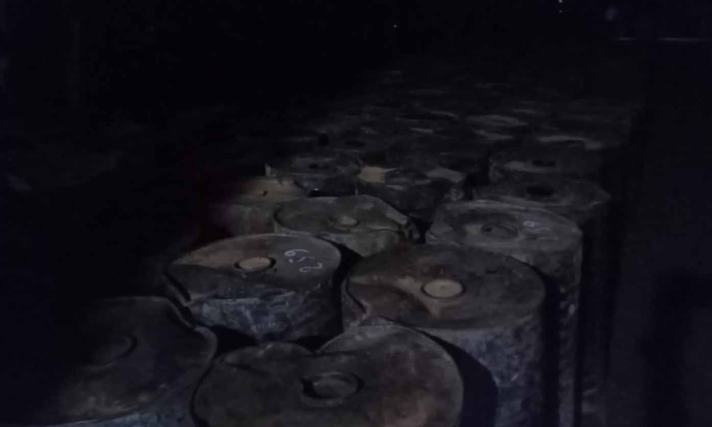 সাবেক কাউন্সিলরের ব্যবসা প্রতিষ্ঠানে ২১৫ ড্রাম চোরাই বিটুমিন