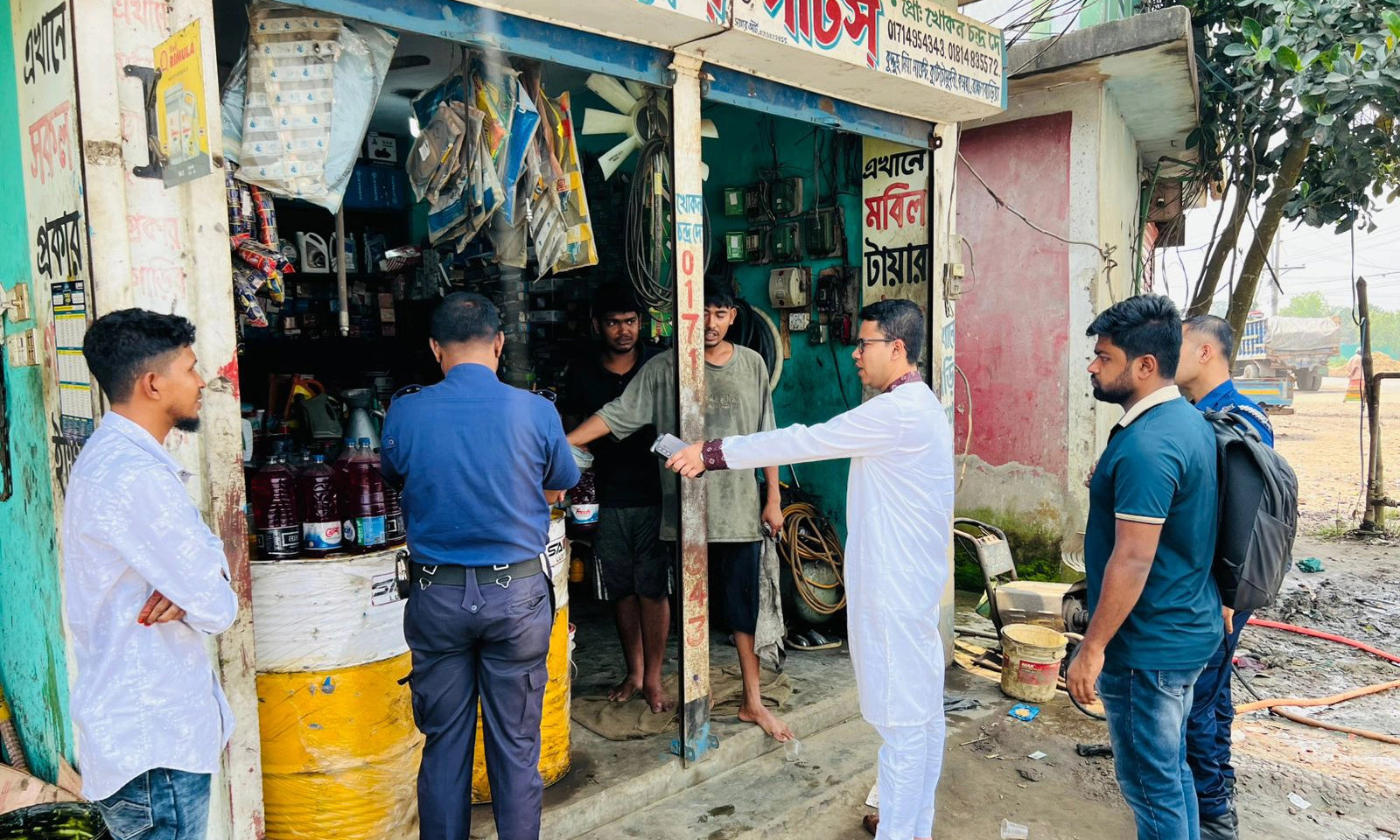 অতিরিক্ত মূল্যে জ্বালানি তেল বিক্রি করায় অর্থদণ্ড। ছবি : রূপালী বাংলাদেশ