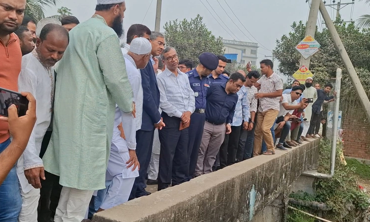 শহীদ জিয়ার খনন করা ঐতিহাসিক চৌক্কার খাল পরিদর্শন করেছেন পানিসম্পদমন্ত্রী শহীদউদ্দিন চৌধুরী এ্যানি। ছবি : রূপালী বাংলাদেশ