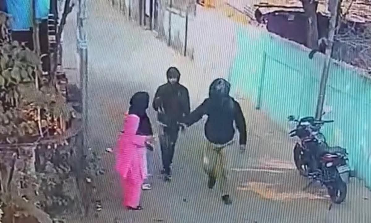 সিলেটে ছিনতাইয়ের শিকার শিক্ষিকা। ভিডিও ভাইরাল হওয়ায় নতুন করে উদ্বেগ। ছবি : ভিডিও থেকে সংগৃহীত