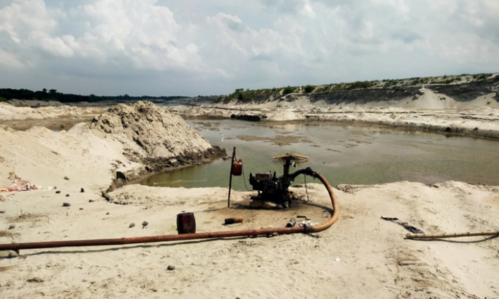 গড়াই নদীতে বালু লুট