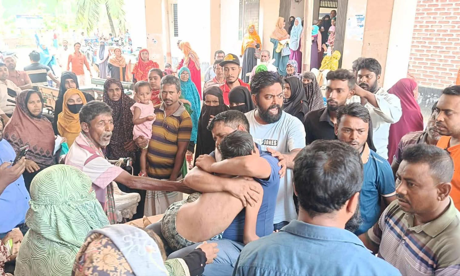 নিহত শিশুকে বুকে জড়িয়ে স্বজনের আহাজারি। ছবি- রূপালী বাংলাদেশ