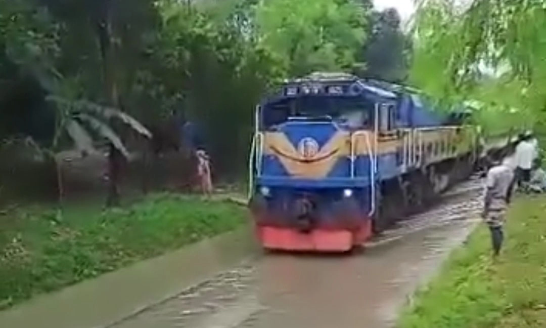 রেললাইনে হাঁটু পানি, ২ ঘণ্টা দেরিতে ছাড়ল বনলতা এক্সপ্রেস । ছবি- সংগৃহীত