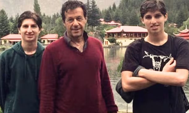 দুই ছেলে কাসিম ও সুলাইমানের সঙ্গে ইমরান খান (ফাইল ছবি)