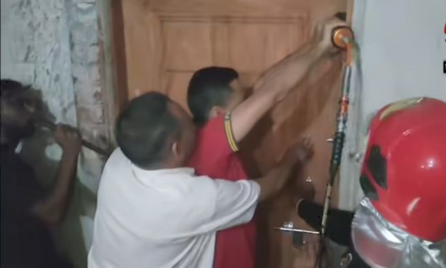 ভোররাতে ঘুম, ১২ ঘণ্টা পর দরজা ভেঙে উদ্ধার করল ফায়ার সার্ভিস।
