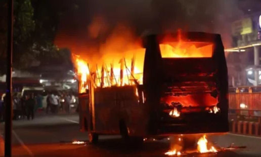 মধ্য বাড্ডায় বাসে আগুন