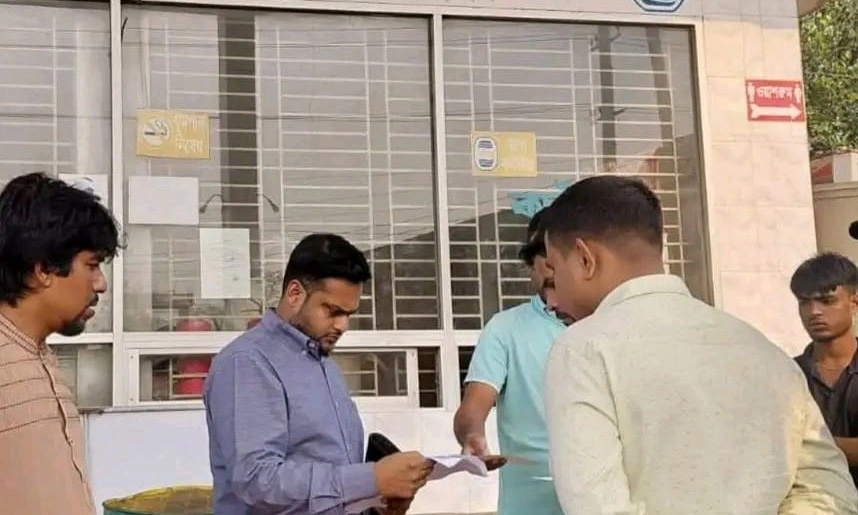 জ্বালানি মজুত রেখে ফিলিং স্টেশন বন্ধ ঘোষণা, খুলে দিল প্রশাসন। ছবি : রূপালী বাংলাদেশ