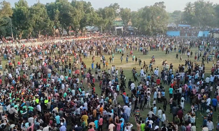 মহেশপুরে দর্শকদের চাপে পণ্ড নারী ফুটবলারদের ম্যাচ। ছবি- রূপালী বাংলাদেশ