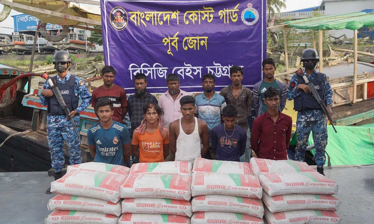 যাচ্ছে সিমেন্ট আসছে মাদক। কোস্ট গার্ডের হাতে পাচারকারী ধরা। ছবি- সংগৃহীত