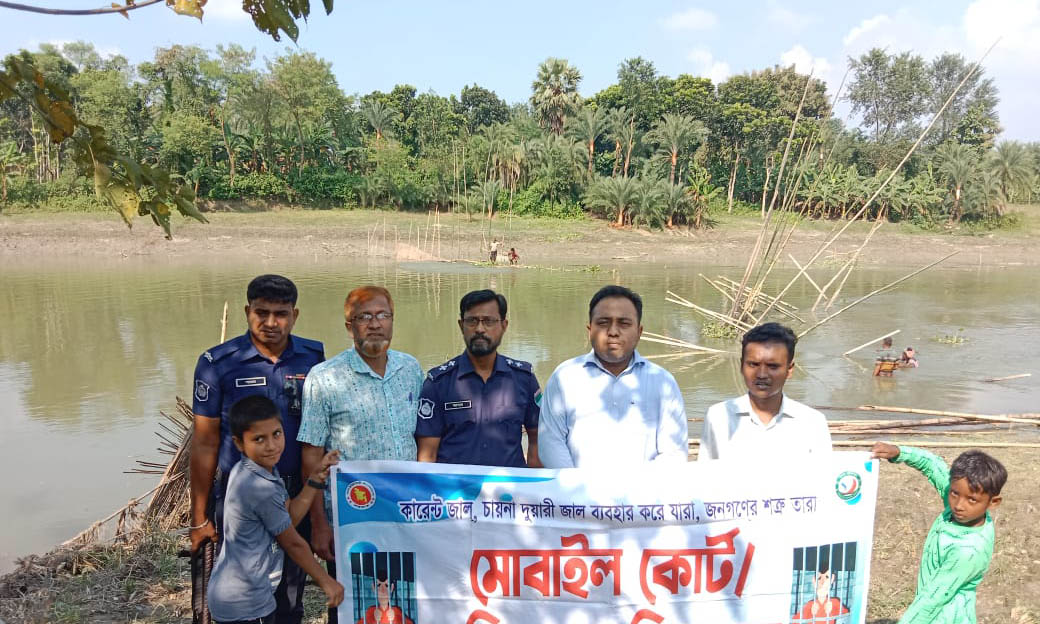 মাথাভাঙ্গা নদীতে নির্মিত দুটি অবৈধ বাঁধ অপসারণ করেছে উপজেলা প্রশাসন। ছবি- রূপালী বাংলাদেশ