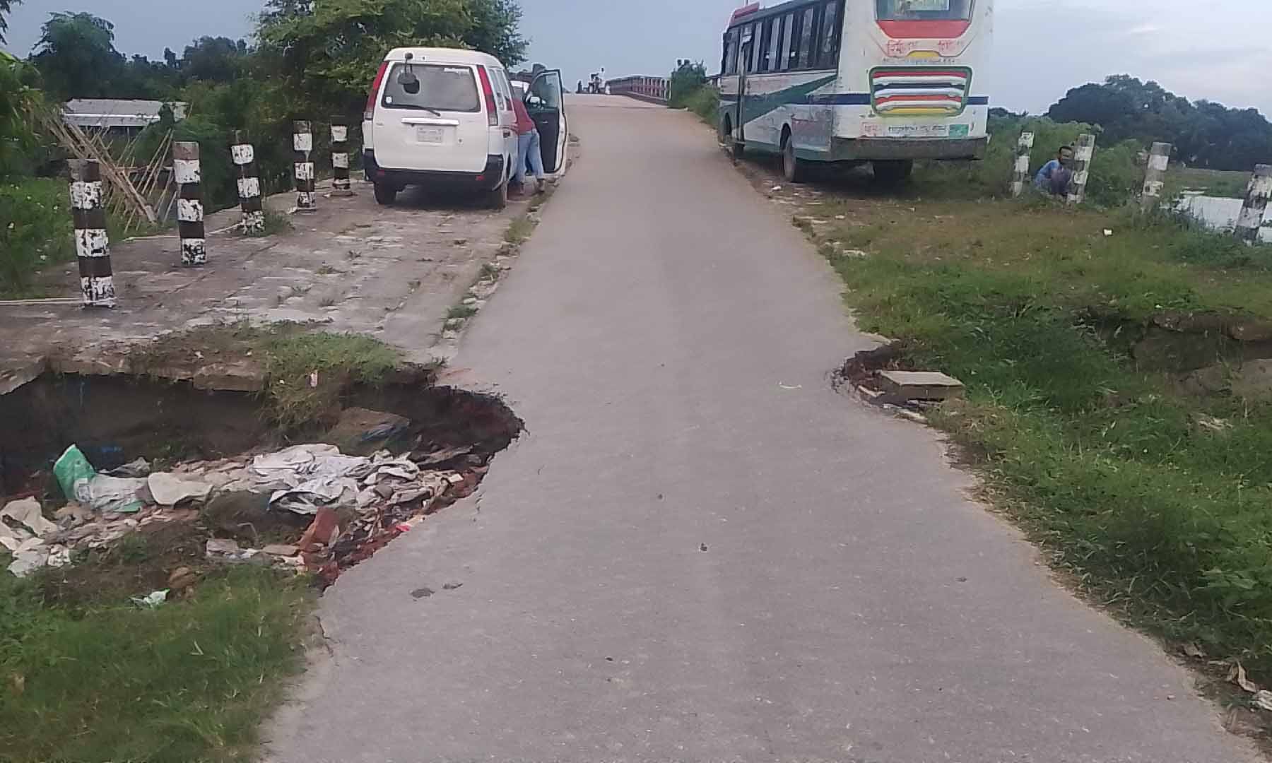 মুন্সিগঞ্জের গজারিয়ার জনবহুল সড়কে ভাঙন, দুর্ভোগ। ছবি- রূপালী বাংলাদেশ