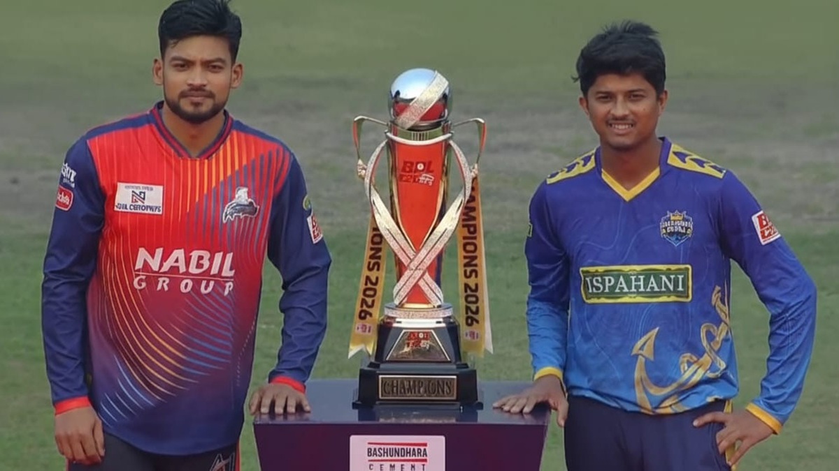 ট্রফি নিয়ে ফটোসেশনে অংশ নেন দুই দলের অধিনায়ক শেখ মেহেদী হাসান ও নাজমুল হোসেন শান্ত। ছবি : সংগৃহীত
