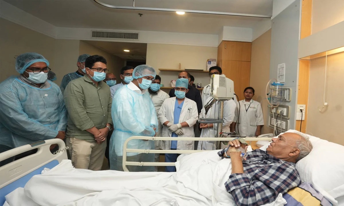 রুহুল কবির রিজভীকে দেখতে রাজধানীর স্কয়ার হাসপাতালে তারেক রহমান। ছবি : বিএনপির মিডিয়া সেল