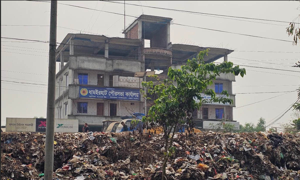 ময়লার স্তূপের ওপর পৌর অফিস। ছবি : রূপালী বাংলাদেশ