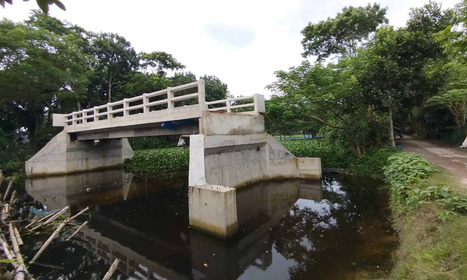 সংযোগ সড়ক ছাড়াই সোয়া কোটি টাকার কালভার্ট