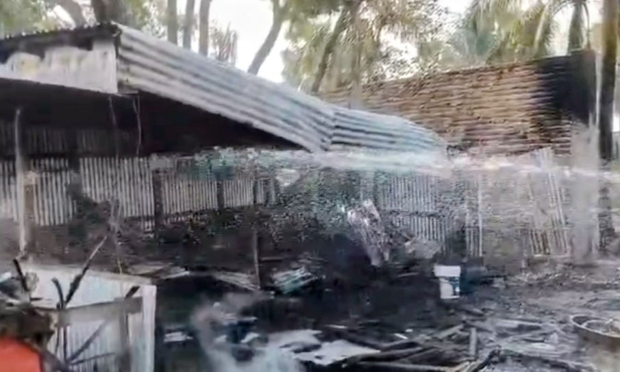 কুয়াকাটায় আগুনে ভস্মীভূত ৮ ব্যবসাপ্রতিষ্ঠান। ছবি : রূপালী বাংলাদেশ