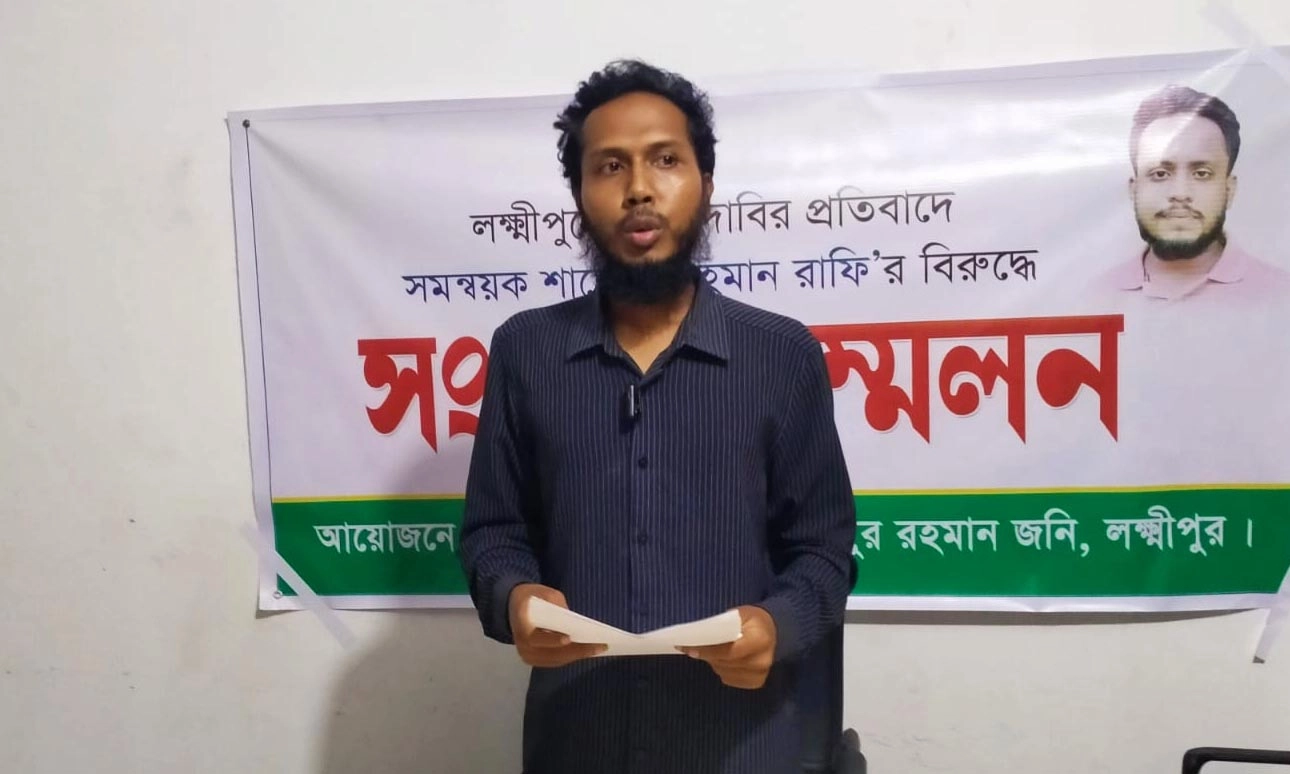 সংবাদ সম্মেলনে লিখিত বক্তব্য পাঠ করছেন ভুক্তভোগী ঠিকাদার আব্দুর রহমান জনি। ছবি- রূপালী বাংলাদেশ