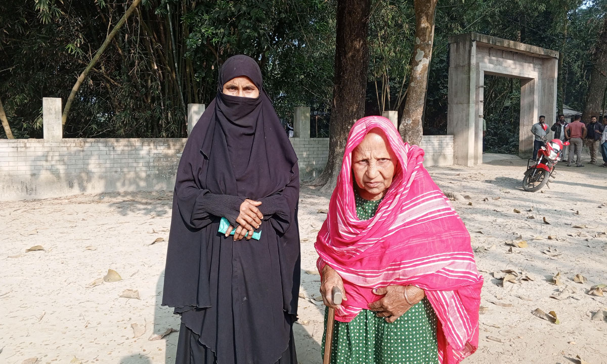 লাঠিতে ভর দিয়ে ভোট দিতে যাচ্ছেন বৃদ্ধা। ছবি : রূপালী বাংলাদেশ