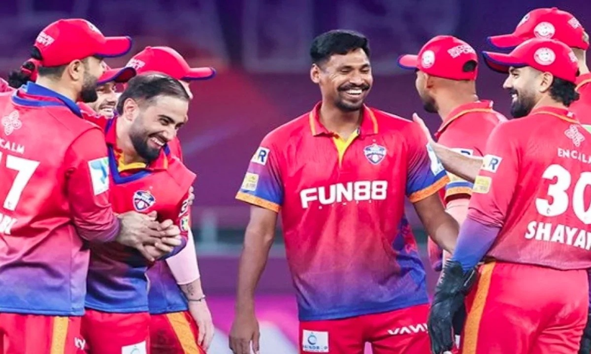 দুবাই ক্যাপিটালসের সঙ্গে মোস্তাফিজুর রহমান। ছবি : সংগৃহীত