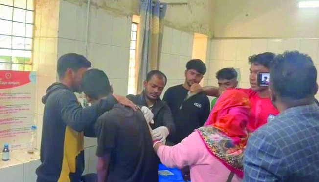 আহত খেলোয়াড়কে ঢাকা বার্ন হাসপাতালে নেওয়া হচ্ছে। ছবি : রূপালী বাংলাদেশ