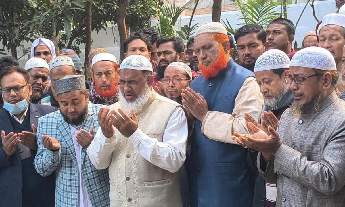 বগুড়ায় রাতুলের কবর জিয়ারত। ছবি : রূপালী বাংলাদেশ