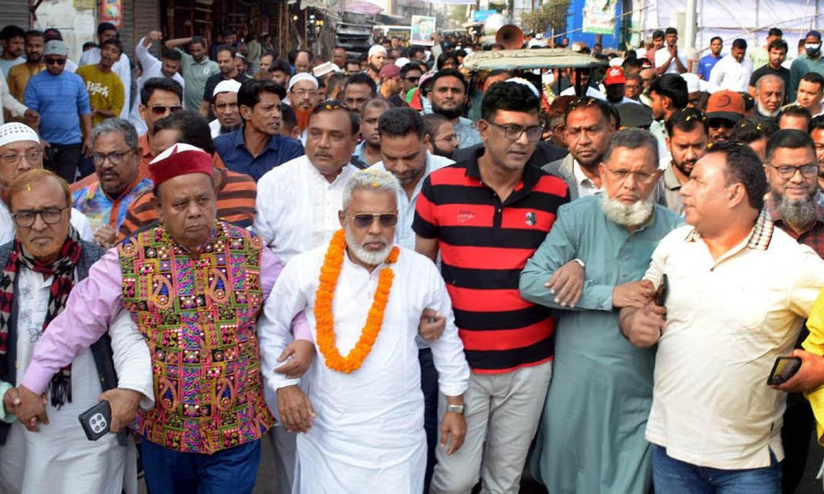 প্রার্থী আজহারুল ইসলাম মান্নানের গণসংযোগ।ছবি : রূপালী বাংলাদেশ