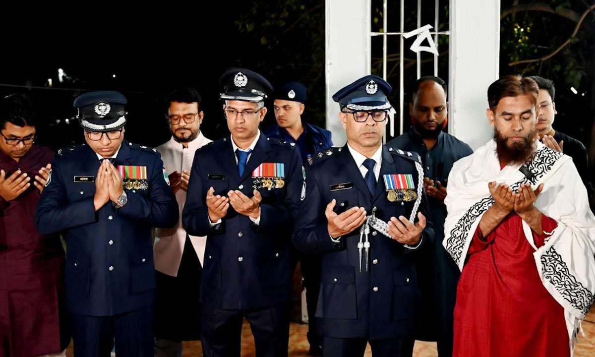 শহীদদের আত্মার মাগফিরাত এবং দেশ ও জাতির কল্যাণ কামনায় বিশেষ মোনাজাত। ছবি : রূপালী বাংলাদেশ