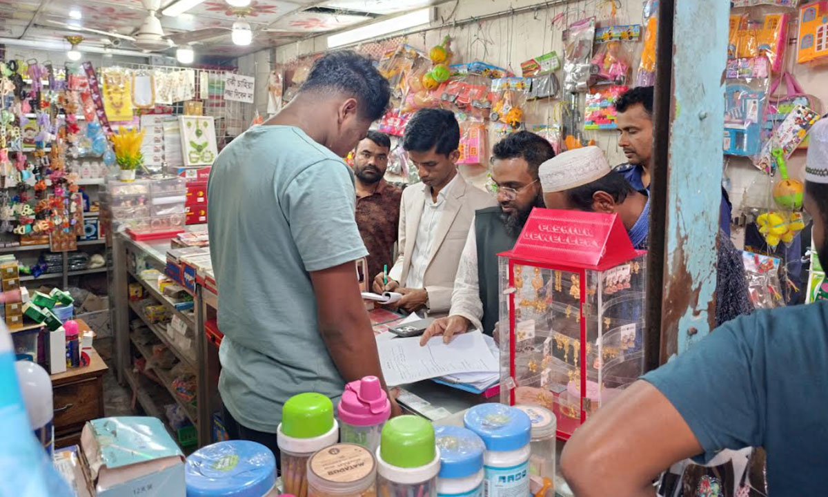 ব্যবসায়ীকে ভ্রাম্যমাণ আদালতের জরিমানা। ছবি : রূপালী বাংলাদেশ