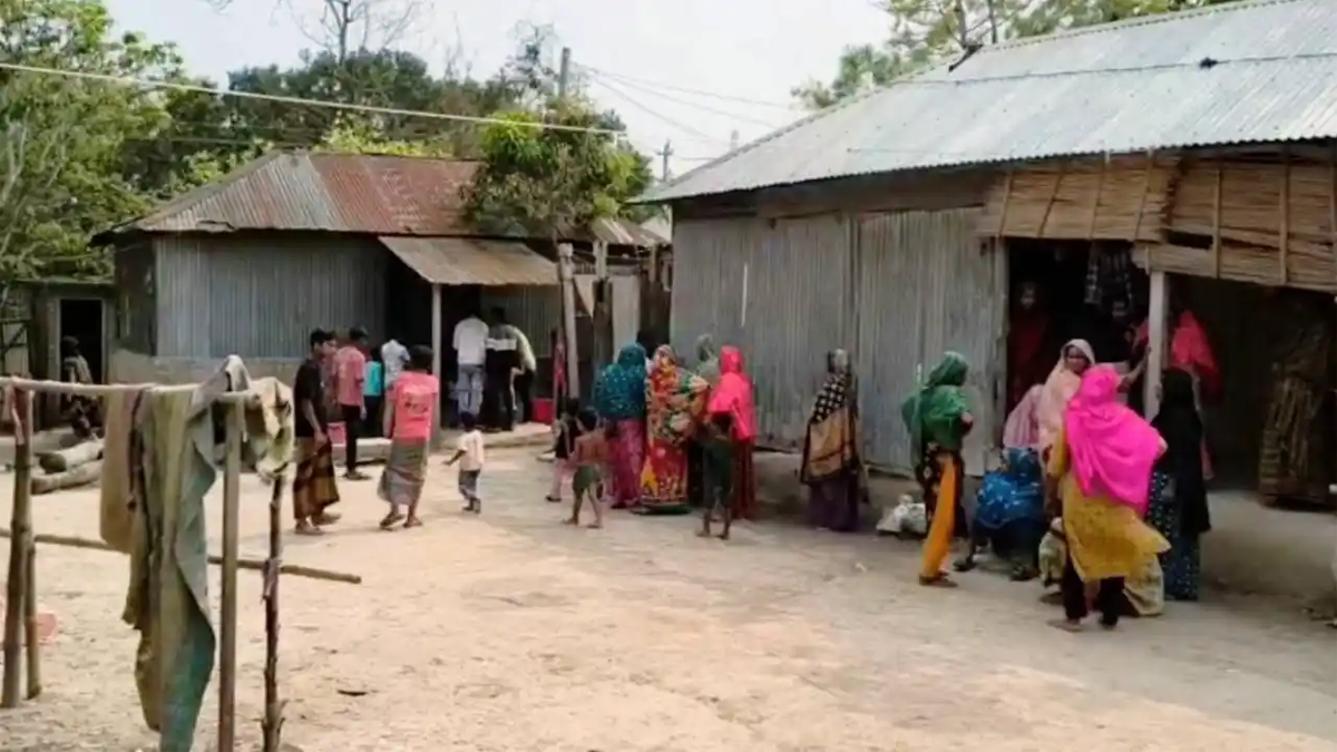 নিহত মুনছুর খাঁর বাড়িতে প্রতিবেশীরা। ছবি : সংগৃহীত