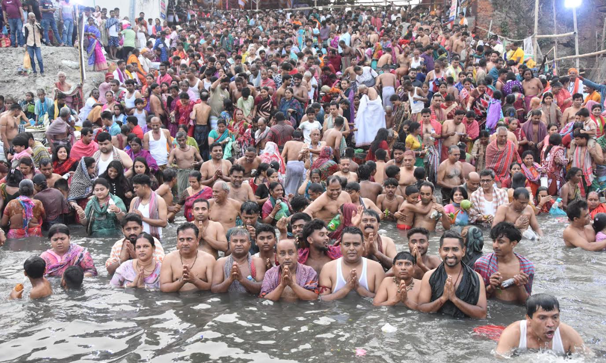 অষ্টমী স্নানোৎসব। ছবি : রূপালী বাংলাদেশ