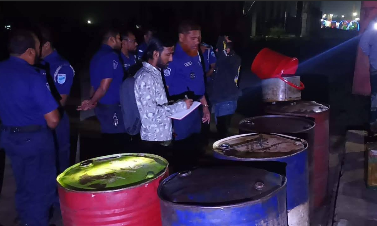 জব্দকৃত জ্বালানি তেল। ছবি : রূপালী বাংলাদেশ