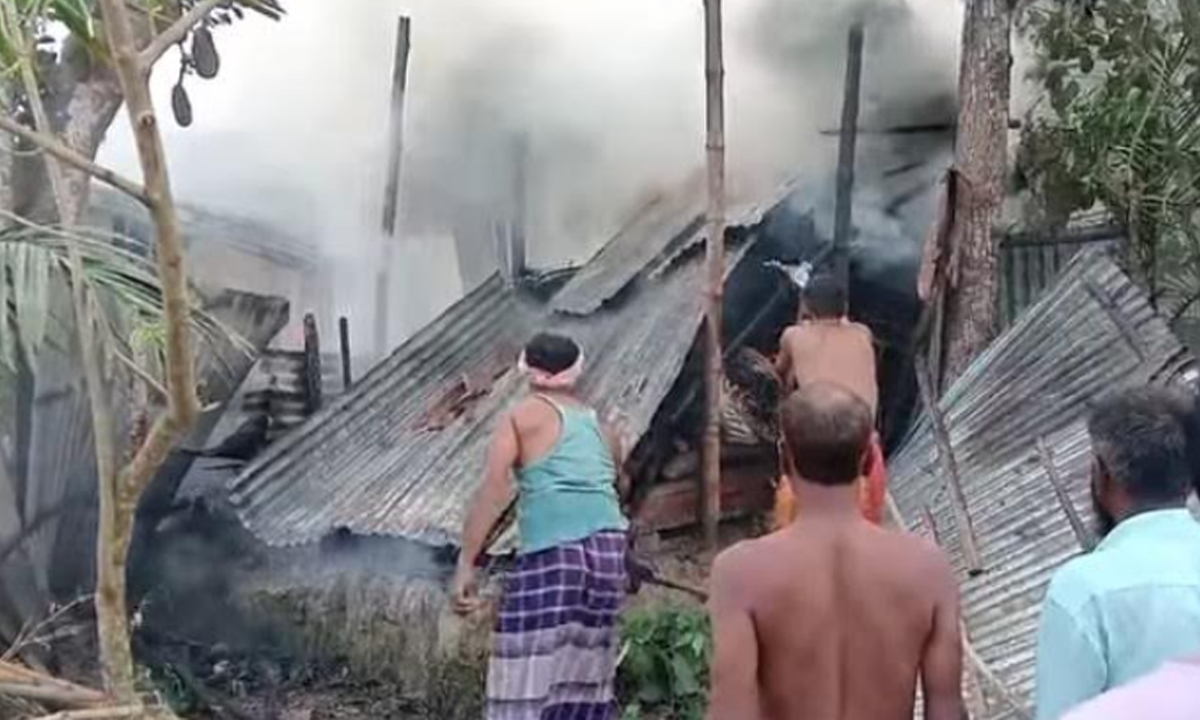 বসতঘর পুড়ে ছাই। ছবি : রূপালী বাংলাদেশ