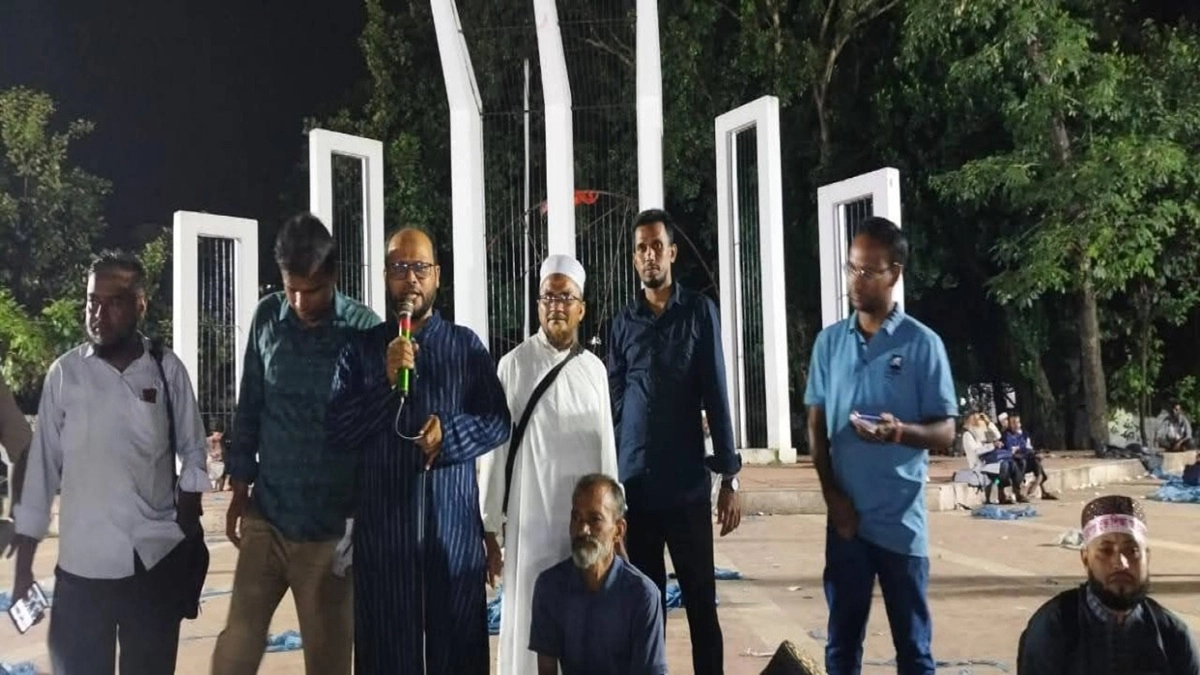 আন্দোলনরত শিক্ষক-কর্মচারীরা। ছবি- সংগৃহীত