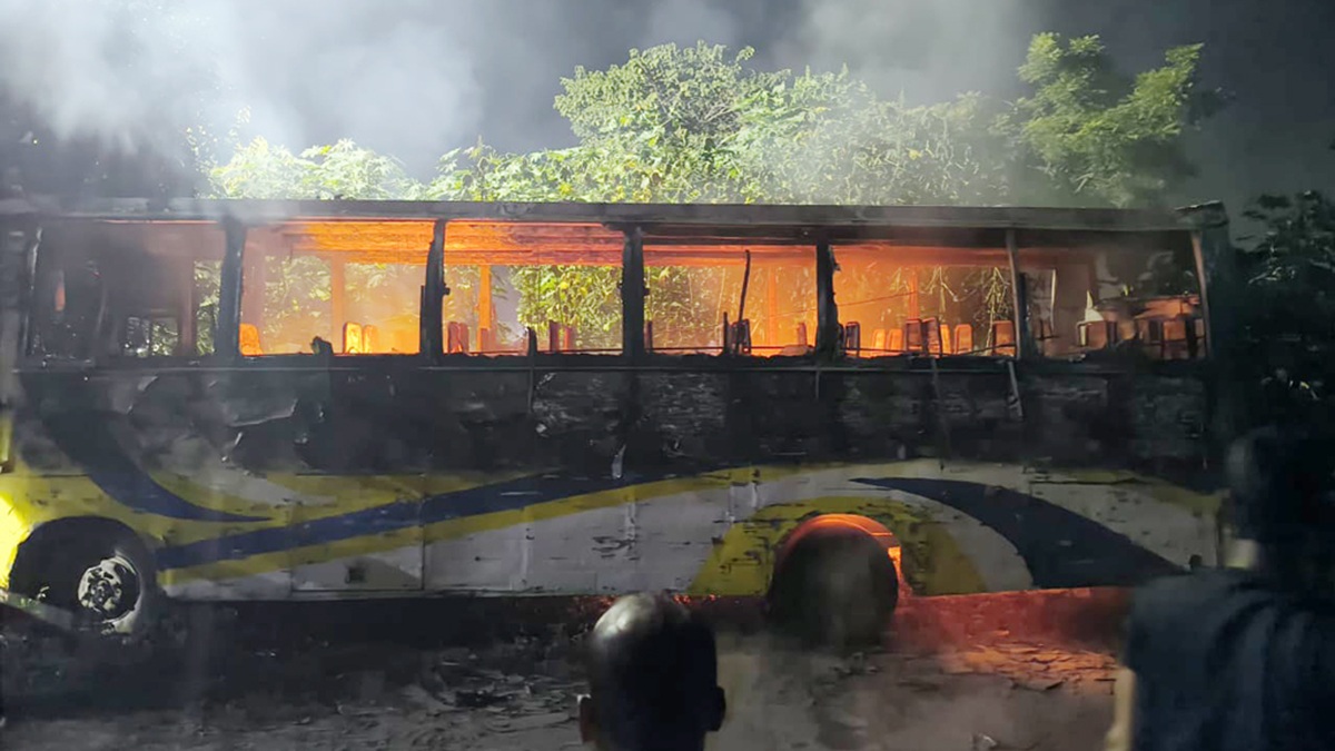 ধামরাইয়ে যাত্রীবাহী বাসে আগুন ধরিয়ে দেয় দুর্বৃত্তরা। ছবি- সংগৃহীত