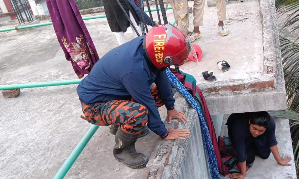 শিক্ষার্থীকে কার্নিশ থেকে উদ্ধার করছে ফায়ার সার্ভিস। ছবি : রূপালী বাংলাদেশ