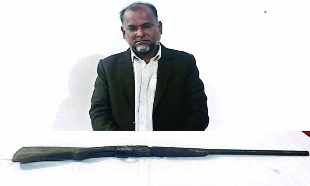 অস্ত্রসহ আটক মোহাম্মদ আলী। ছবি : রূপালী বাংলাদেশ
