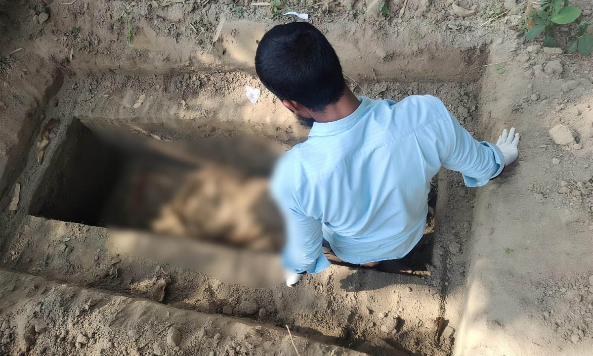 কবর থেকে কিশোরের মরদেহ উত্তোলন। ছবি : রূপালী বাংলাদেশ