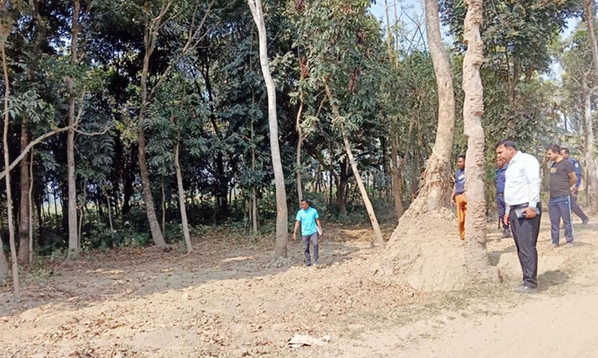 কপোতাক্ষ নদের পাড় থেকে অবৈধভাবে মাটি উত্তোলন। ছবি : রূপালী বাংলাদেশ