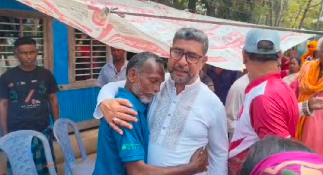 বাগেরহাটে অগ্নিকাণ্ডে সর্বস্ব হারানো পরিবারের পাশে বিএনপি নেতা আহসান হাবিব ঠান্ডু। ছবি : রূপালী বাংলাদেশ
