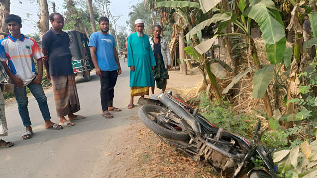 মোটরসাইকেল ফেলে পুকুরে ঝাঁপ দিলেন ইউপি চেয়ারম্যান আজাদ আলী। ছবি : রূপালী বাংলাদেশ