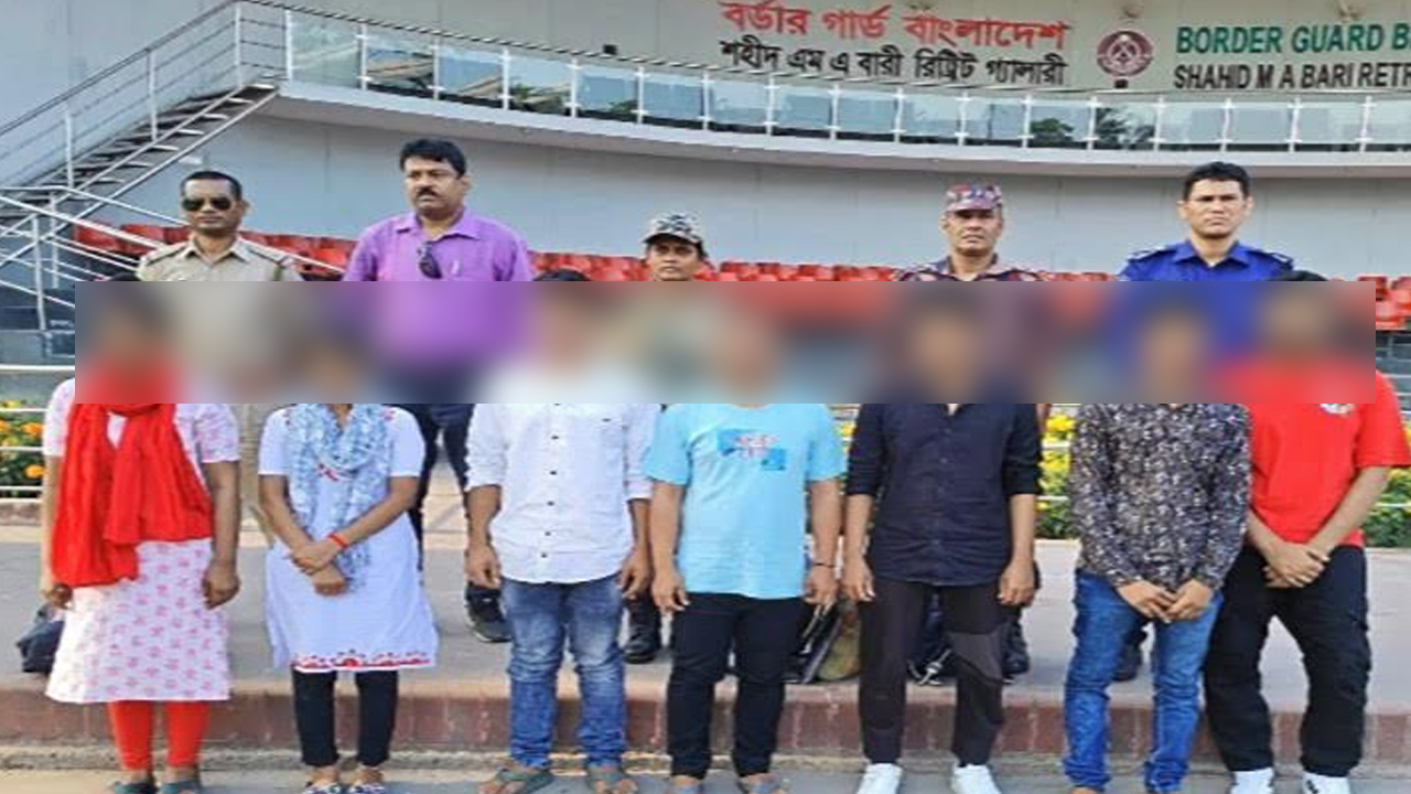 ভারতে পাচারের শিকার ৭ বাংলাদেশিকে হস্তান্তর। ছবি : রূপালী বাংলাদেশ