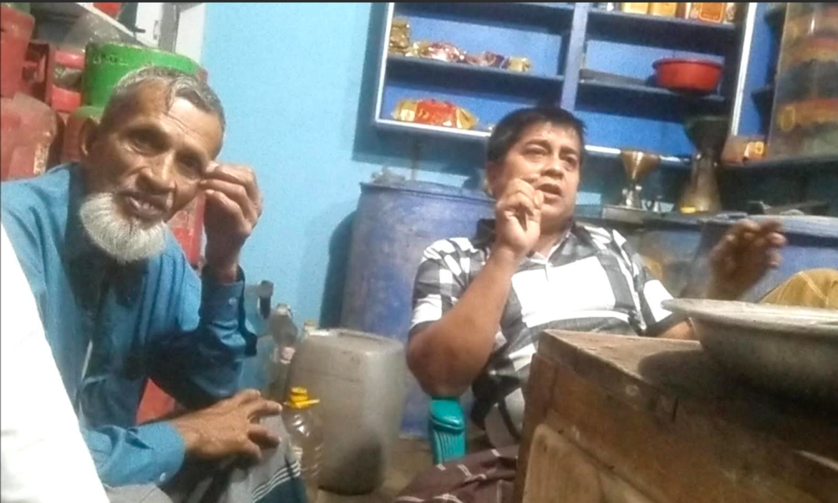 নেছারাবাদ উপজেলার মাহমুদকাঠি বাজারে বোতলে পেট্রোল বিক্রির দৃশ্য। ছবি : রূপালী বাংলাদেশ