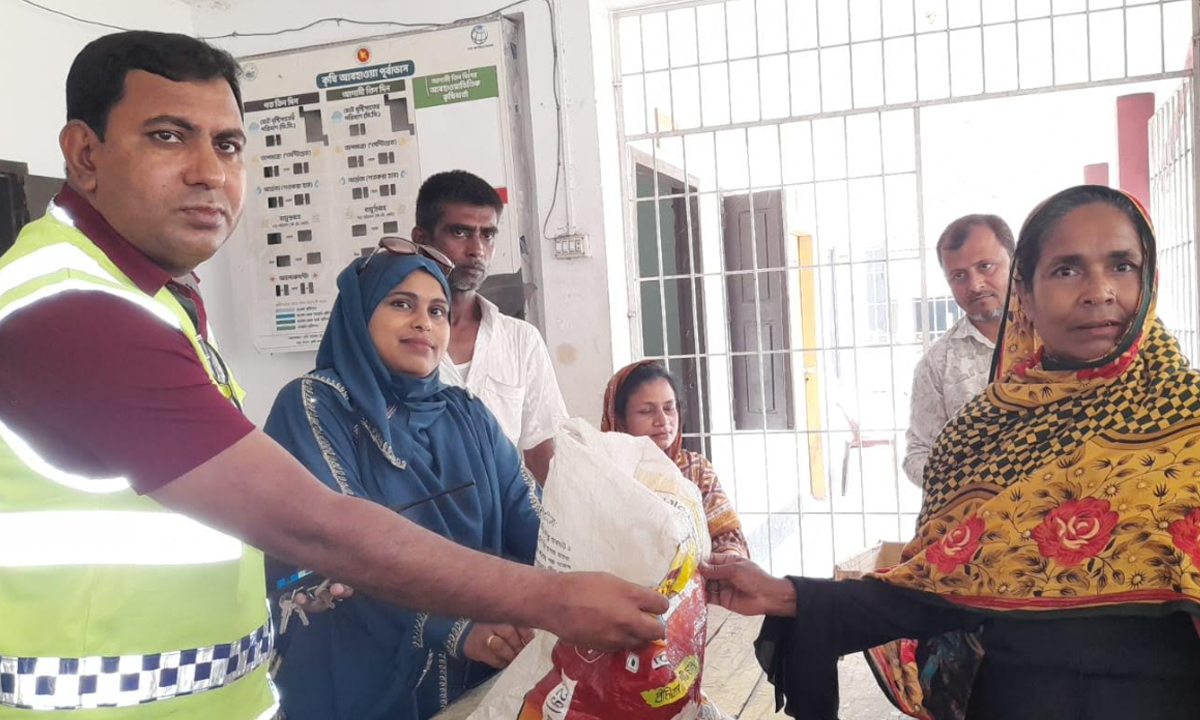 নকলায় চলছে  টিসিবির পণ্য বিক্রি, সুবিধাবঞ্চিত উরফার কার্ডধারীরা