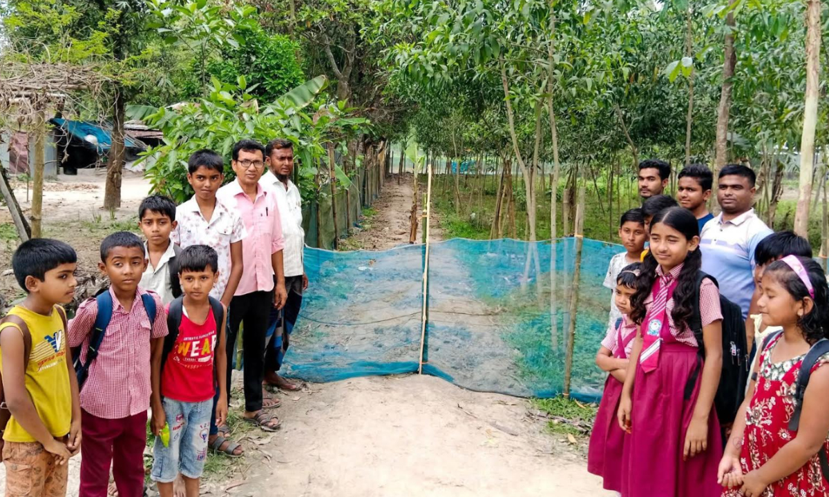 বাঁশের খুঁটি ও নেট জাল দিয়ে বন্ধ রাস্তা। ছবি : রূপালী বাংলাদেশ