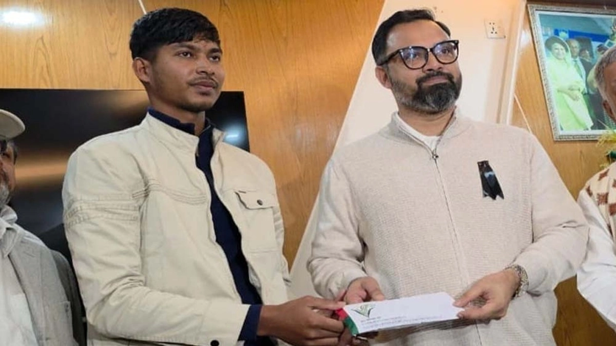 পেসার শাহীনকে আর্থিক অনুদানের চেক তুলে দিচ্ছেন আমিনুল হক। ছবি : সংগৃহীত