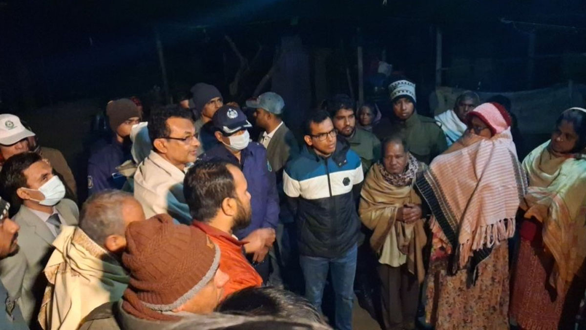 ওষুধ ব্যবসায়ী খোকন দাসের সৎকারের জন্য জেলা প্রশাসকের পক্ষ থেকে অনুদান প্রদান। ছবি : রূপালী বাংলাদেশ